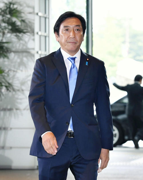 経産相に決まり、首相官邸に入る菅原一秀氏（共同）