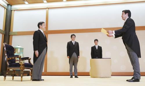 天皇陛下から認証を受ける菅原一秀経産相。左から2人目は安倍首相（共同）
