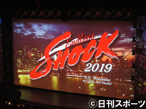 堂本光一主演舞台「Endless　SHOCK」のステージ（撮影・横山慧）