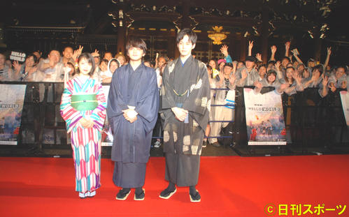 左から浜辺美波、北村匠海、松坂桃李（撮影・松浦隆司）