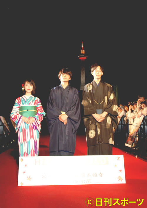 京都タワーをバックに浜辺美波、北村匠海、松坂桃李（撮影・松浦隆司）
