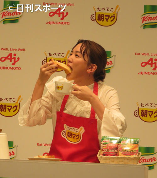 クノールカップスープで作った朝食を食べる永野芽郁