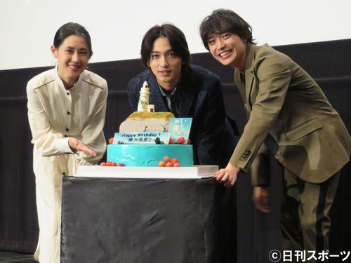 映画「いなくなれ、群青」の大ヒット御礼舞台あいさつに登壇した、左から柳明菜監督、横浜流星、松岡広大