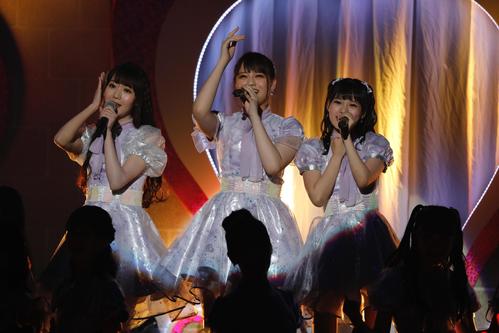 デビュー2周年ライブを行った＝LOVE。左から大谷映美里、高松瞳、斉藤なぎさ