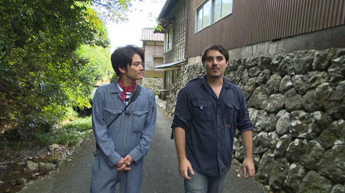 中山優馬（左）は、フランス人のホワイエ・ジャッキーさんと静岡県焼津市内を歩く