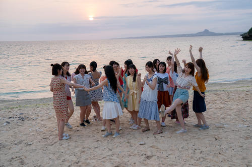 日向坂46初のグループ写真集「立ち漕ぎ」の撮影で最後に撮影したという集合写真　撮影／YOROKOBI