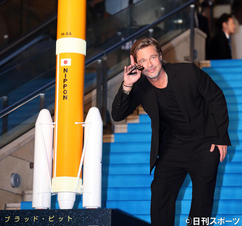 外で待つファンを見つけ、手を振るブラッド・ピット（撮影・大野祥一）