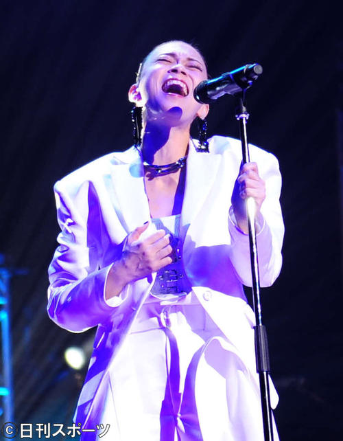 デビュー20周年記念ライブを行った小柳ゆき（撮影・松本久）