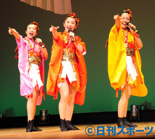 ファーストコンサートを行った、みちのく娘！（撮影・松本久）