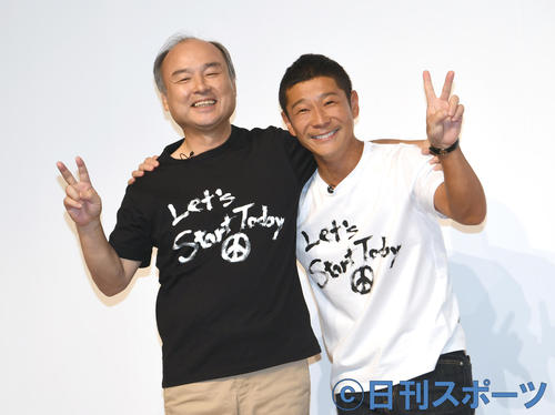 ソフトバンクの孫正義会長（左）とZOZOの前代表・前澤友作氏（2019年9月12日撮影）