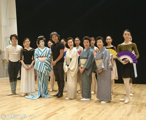 熊川哲也（中央）とKバレエのダンサーと神楽坂の芸者衆
