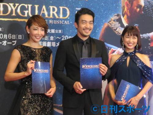 「ボディガード」初日に訪れた左から柚希礼音、大谷亮平、新妻聖子