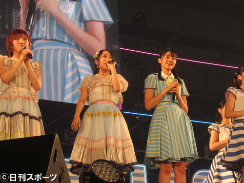 「AKB48・STU48インテックス大阪2グループ合同握手会」のライブに出演する左から岡田奈々、向井地美音、瀧野由美子（撮影・星名希実）