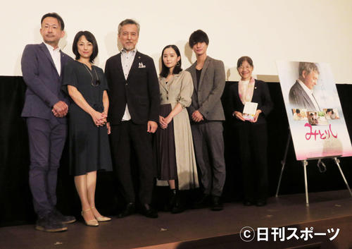 映画「みとりし」公開記念舞台あいさつに登壇した、左から白羽弥仁監督、桜井淳子、榎木孝明、村上穂乃佳、高崎翔太、柴田久美子さん