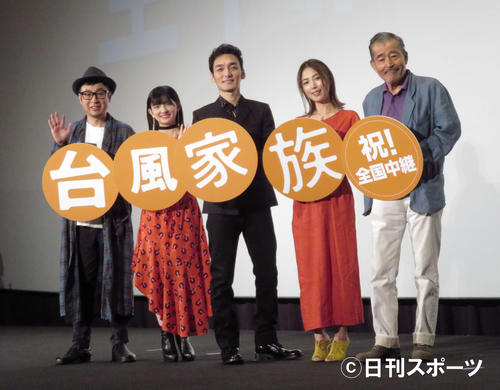 映画「台風家族」舞台あいさつに登壇した草なぎ剛（中央）。左から市井昌秀監督、甲田まひる、1人おいてMEGUMI、藤竜也