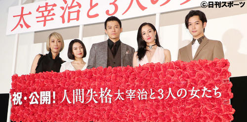 舞台あいさつを行った、左から蜷川実花監督、二階堂ふみ、小栗旬、沢尻エリカ、千葉雄大（撮影・鈴木正人）