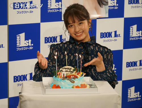 サプライズの誕生日ケーキに笑顔の大和田南那（撮影・遠藤尚子）