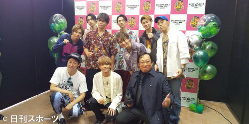 「コヤブソニック2019」に出演した前列左から小籔千豊、中島颯太、プロスカウトマン荒井裕二郎（ロバート秋山竜次）。2列目左から佐藤大樹、八木勇征、木村慧人、世界。後列左から堀夏喜、沢本夏輝、瀬口黎弥（撮影・星名希実）
