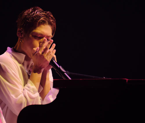 初の全国ツアー千秋楽公演でハーモニカを吹くEXILE　SHOKICHI