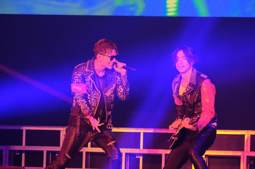 SHOKICHI（左）の初の全国ツアー千秋楽公演でサプライズ出演しギターを弾くAKIRA
