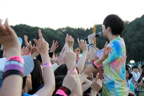 「泣ぐ子はいねが」で観客をあおる高橋優