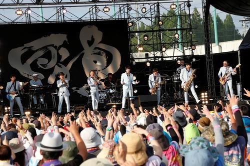 東京スカパラダイスオーケストラとコラボする高橋優（中央右）