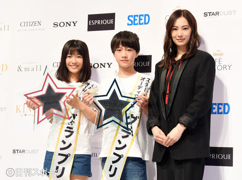 第1回スターオーディションでグランプリに輝いた渡辺心結（左）と酒井大地。右はプレゼンターを務めた北川景子（撮影・横山健太）