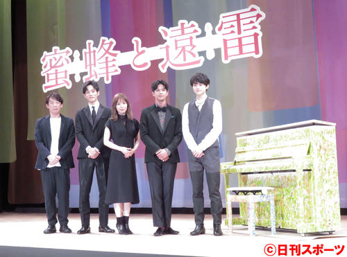 映画「蜜蜂と遠雷」完成披露イベントに出席した左から石川慶監督、松坂桃李、松岡茉優、森崎ウィン、鈴鹿央士（撮影・大井義明）