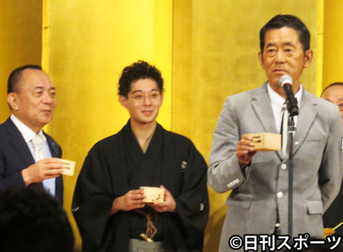 乾杯の音頭をとる三遊亭円楽（右）と柳亭小痴楽（中央）。左は三遊亭小遊三（2019年9月15日撮影）