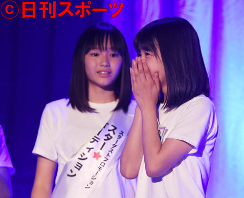 第1回スター☆オーディションでグランプリに輝いた瞬間、涙を流す渡辺さん（右）（撮影・横山健太）