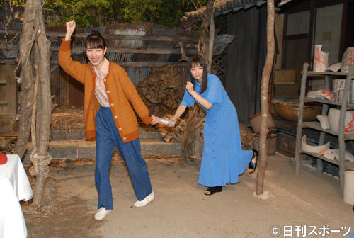 バトンタッチセレモニーを行った戸田恵梨香(左)と広瀬すず(撮影・松浦隆司)