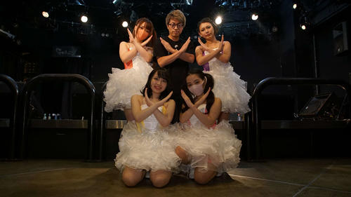 田村淳(後列中央)と道玄坂69のメンバーたち。前列左からひな、成海ゆづ、後列左からいちご、1人おいてLIZ