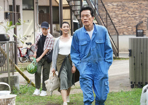 八巻満（清水大登＝左）と八巻はつみ（田中美里＝中）を用意した家に案内する志方恭一郎（遠藤憲一）（C）東海テレビ