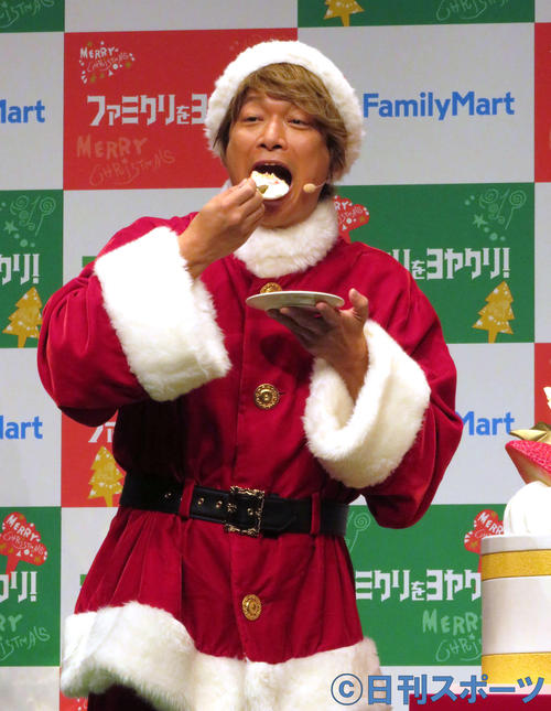 自身が企画・デザインしたケーキを食べる香取慎吾