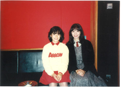 竹内まりや（右）が提供した、デビュー当時の岡田有希子さんとのスタジオで収められた2ショット写真