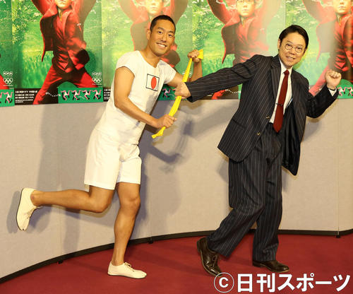金栗四三役の中村勘九郎（左）から主役のたすきを受け取る田畑政治役の阿部サダヲ（2019年6月11日撮影）