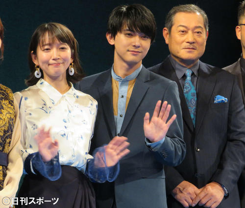映画「空の青さを知る人よ」のプレミア試写会に出席した、左から吉岡里帆、吉沢亮、松平健