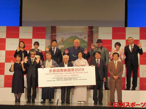 「京都国際映画祭2019」の発表会見に出席した中島貞夫名誉実行委員長（前列左から4番目）と千原せいじ（後列右端）（撮影・星名希実）
