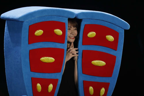 全国ツアーで、「隙間」を表現した衣装で「ズッキュン」を披露する秋元真夏