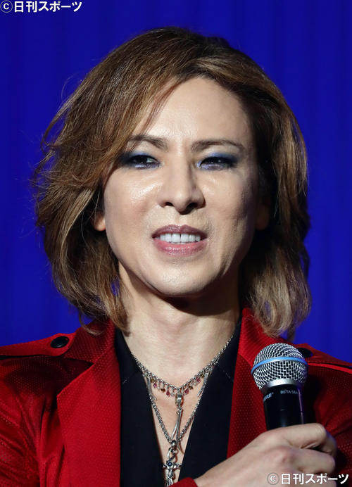 スペシャルライブで、ピアノを演奏し観客におだやかに話しかけるYOSHIKI（撮影・浅見桂子）