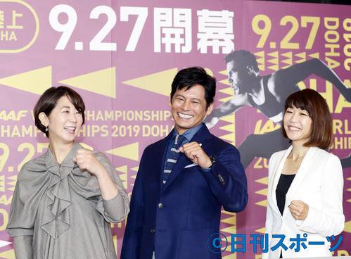 世界陸上ドーハの製作発表で、笑顔で記念撮影する、左から中井美穂アナウンサー、織田裕二、高橋尚子氏（撮影・浅見桂子）