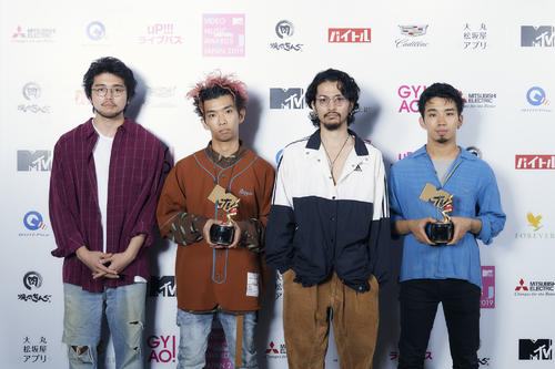 「MTV　VMAJ」で最優秀ビデオ賞を受賞したKing　Gnu。左から井口理、勢喜遊、常田大希、新井和輝