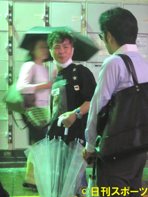 雨の降る中、渋谷ハチ公前広場でゴミを拾うカラテカ入江慎也