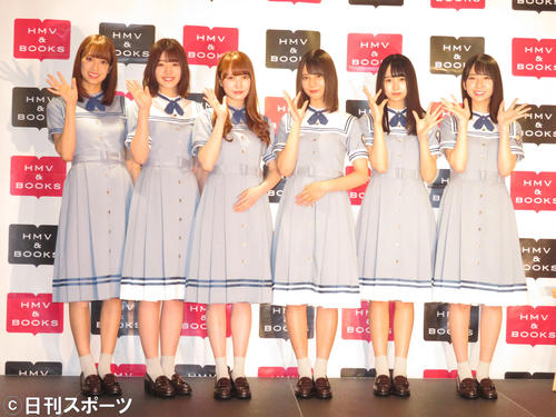 日向坂46。左端が佐々木久美（2019年8月26日撮影）