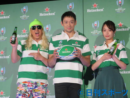 ラグビーW杯2019パブリックビューイング「爆音ラグビー」PRイベントに出席した、左からDJ　KOO、山本耕史、宇垣美里