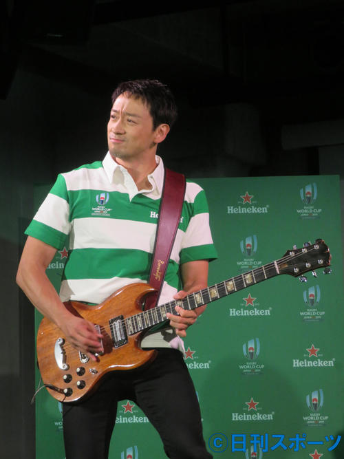ライブさながらにギターをかき鳴らす山本耕史