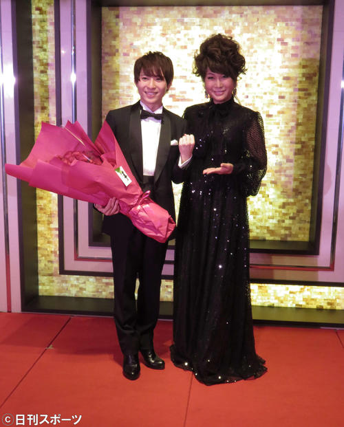 ハーレクイン日本上陸40周年イベントに出席したはるな愛（右）と「日本のミスター・ハーレクイン」に選ばれた山上佳之介さん（撮影・大井義明）