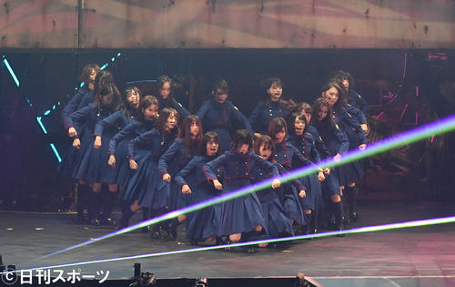 アンコールで「不協和音」を披露する欅坂46（撮影・滝沢徹郎）