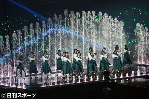 噴水の演出がされたステージの中で歌って踊る欅坂46（撮影・滝沢徹郎）