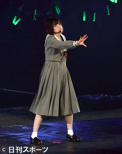 アンコールで「角を曲がる」を披露する欅坂46の平手友梨奈（撮影・滝沢徹郎）